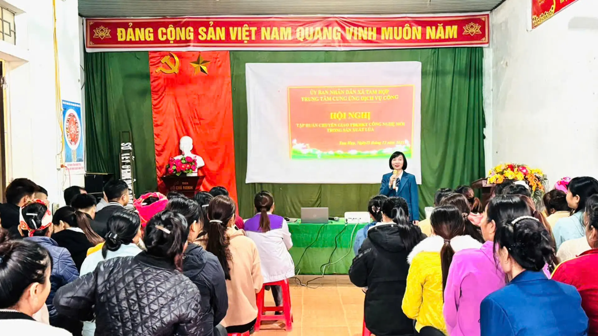 Cán bộ kỹ thuật của Trung tâm Cung ứng dịch vụ công xã Tam Hợp đang trao đổi với các học viên.