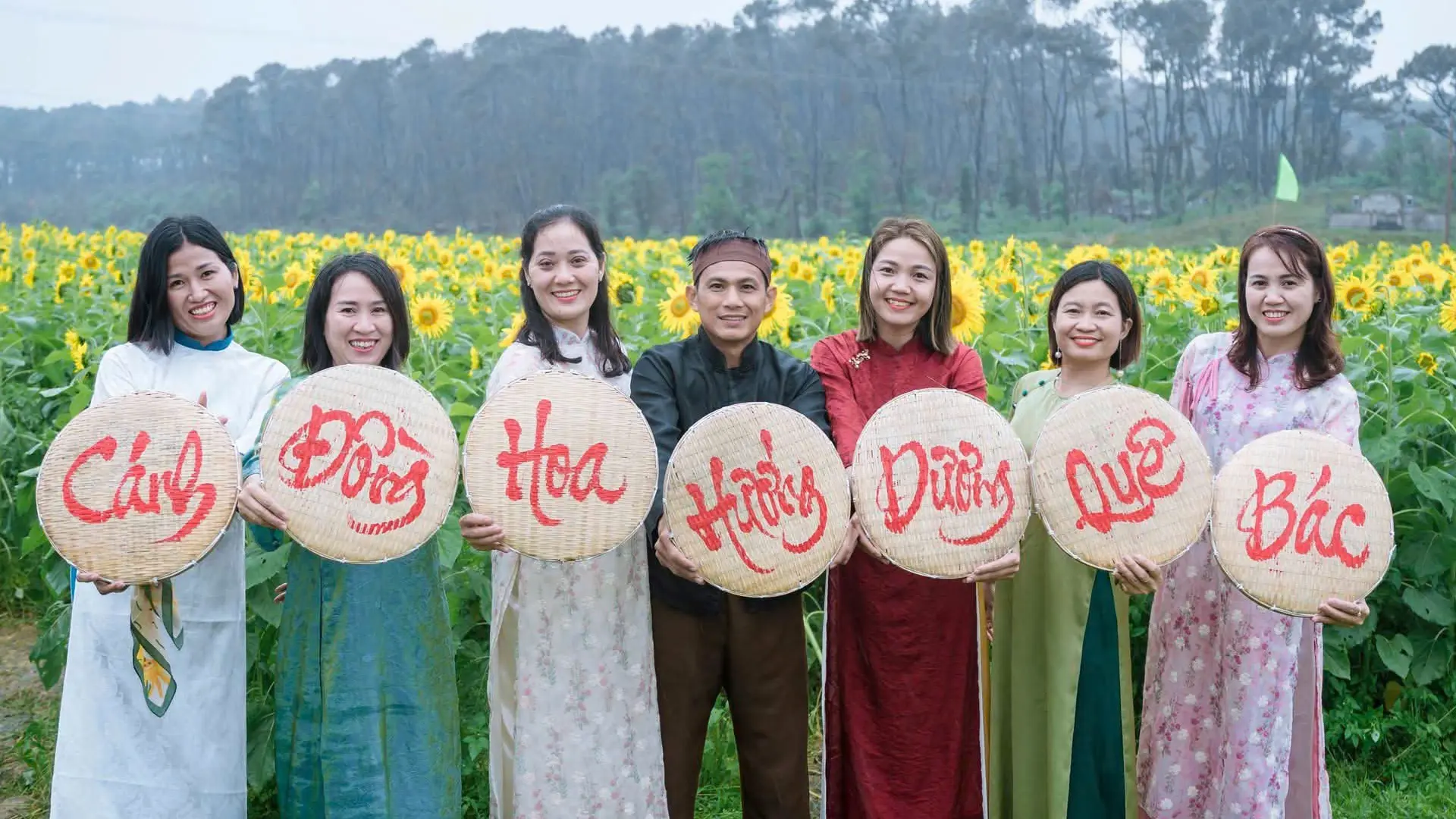 Du khách thích thú chụp ảnh kỷ niệm tại vườn hoa hướng dương.