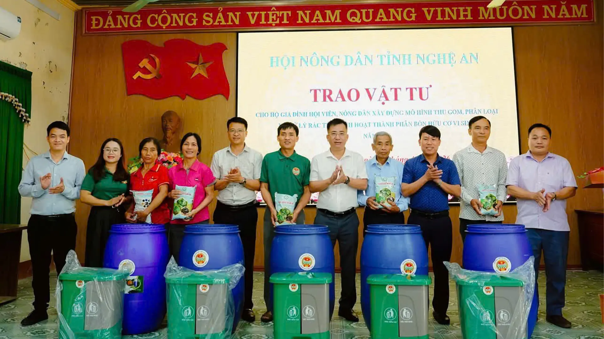 Hội nông dân tỉnh Nghệ An trao vật tư cho các hội viên.