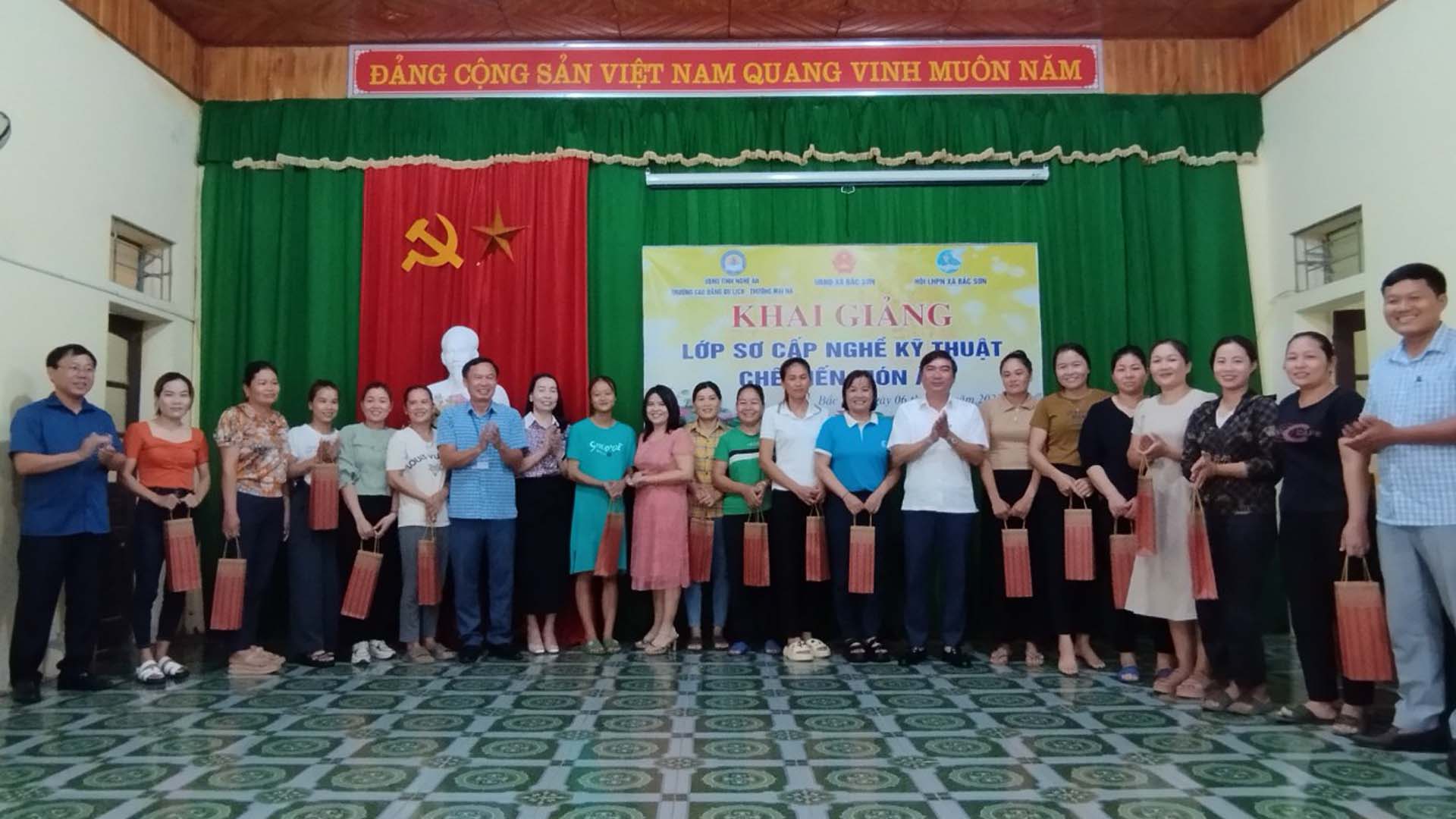 Nghệ An: Dạy nghề nấu ăn cho nông dân xã Bắc Sơn