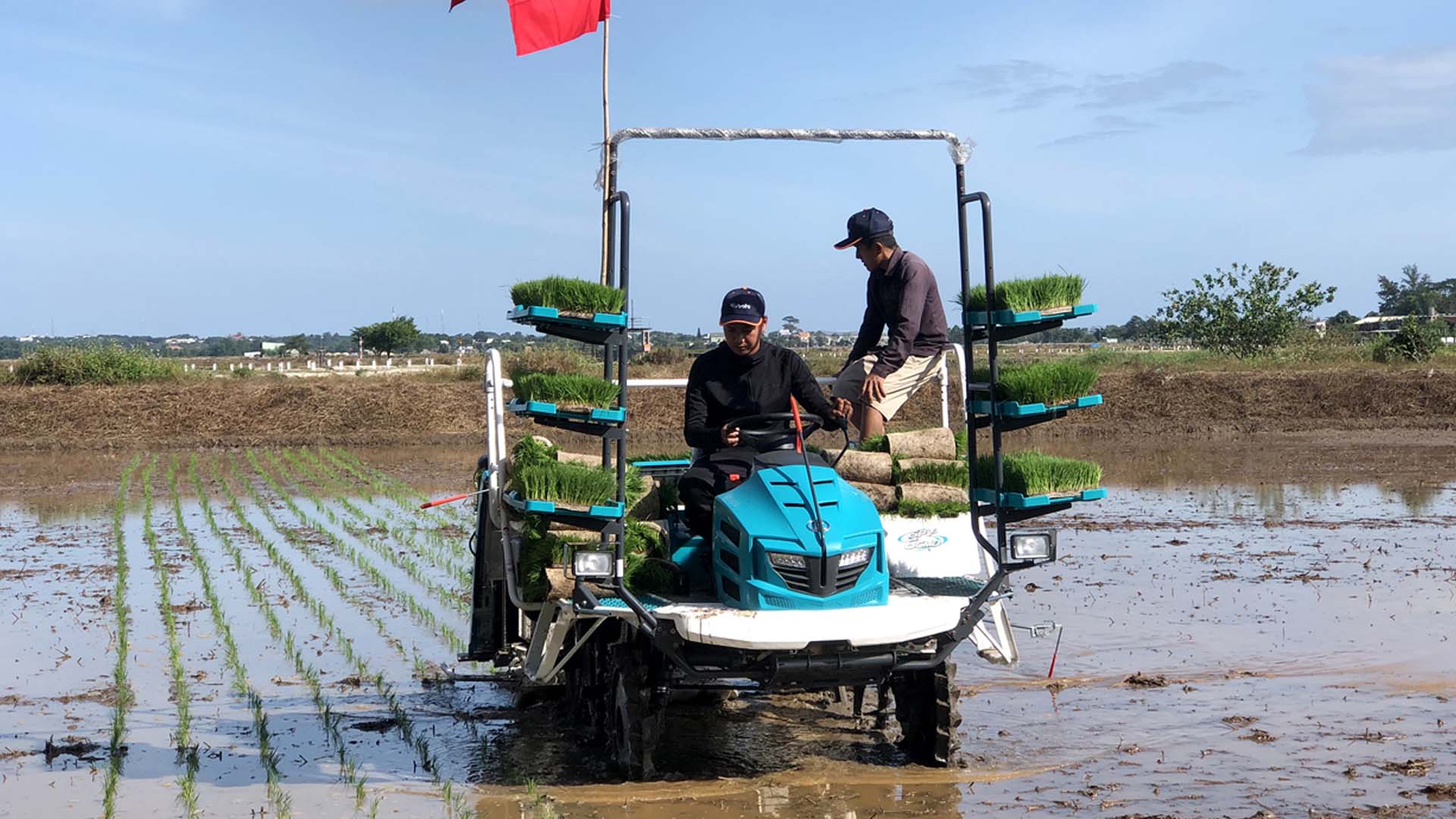 Nông dân Nghệ An được trải nghiệm ứng dụng công nghệ hiện đại trên cây lúa